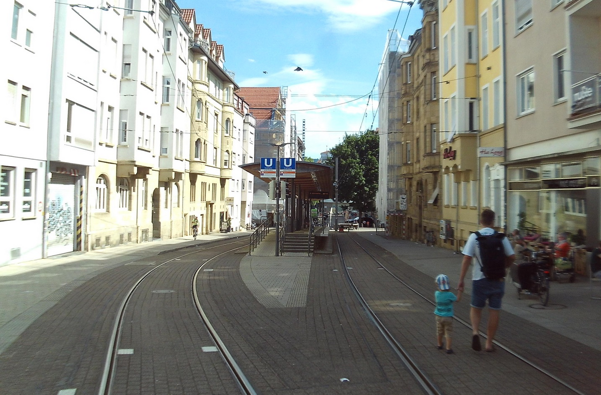 Stuttgart Stadtbahnhaltestelle H�lderlinplatz L 45m B 5m ohne Ma�linien.jpg