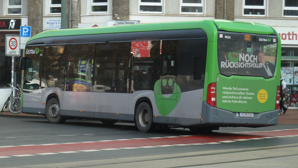 E-Bus mit Werbung fr stra Fahrdienst.jpg