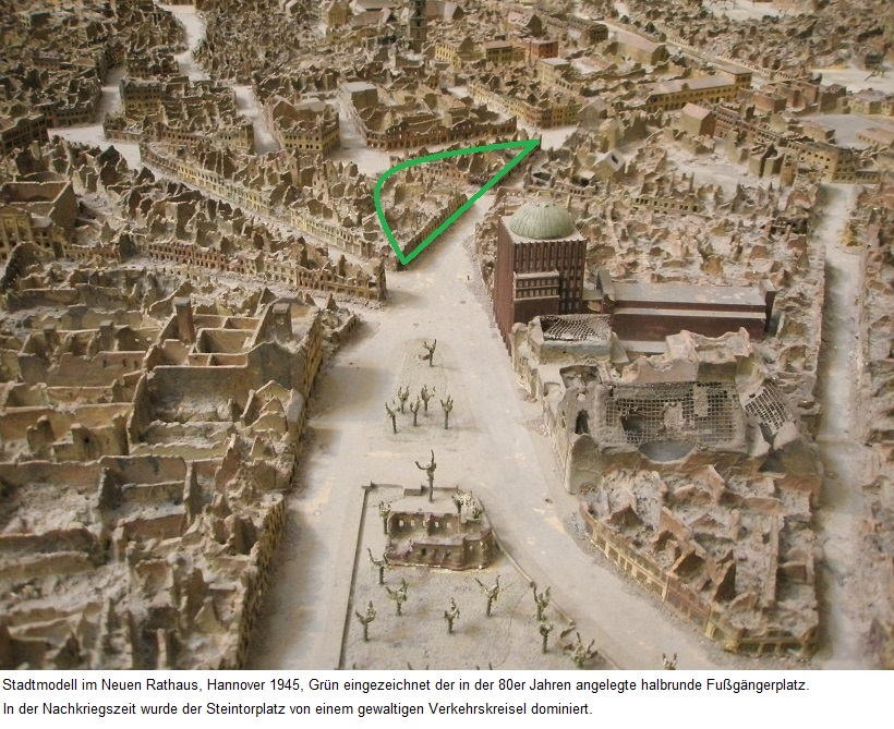 Statmodell Steintor 1945 mit einegzeichnetem Halbrund.jpg