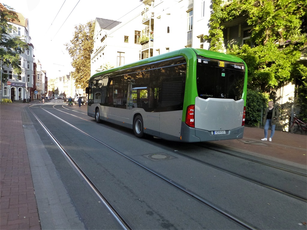 Mercedes E-Bus stra Nieschlagstr.jpg