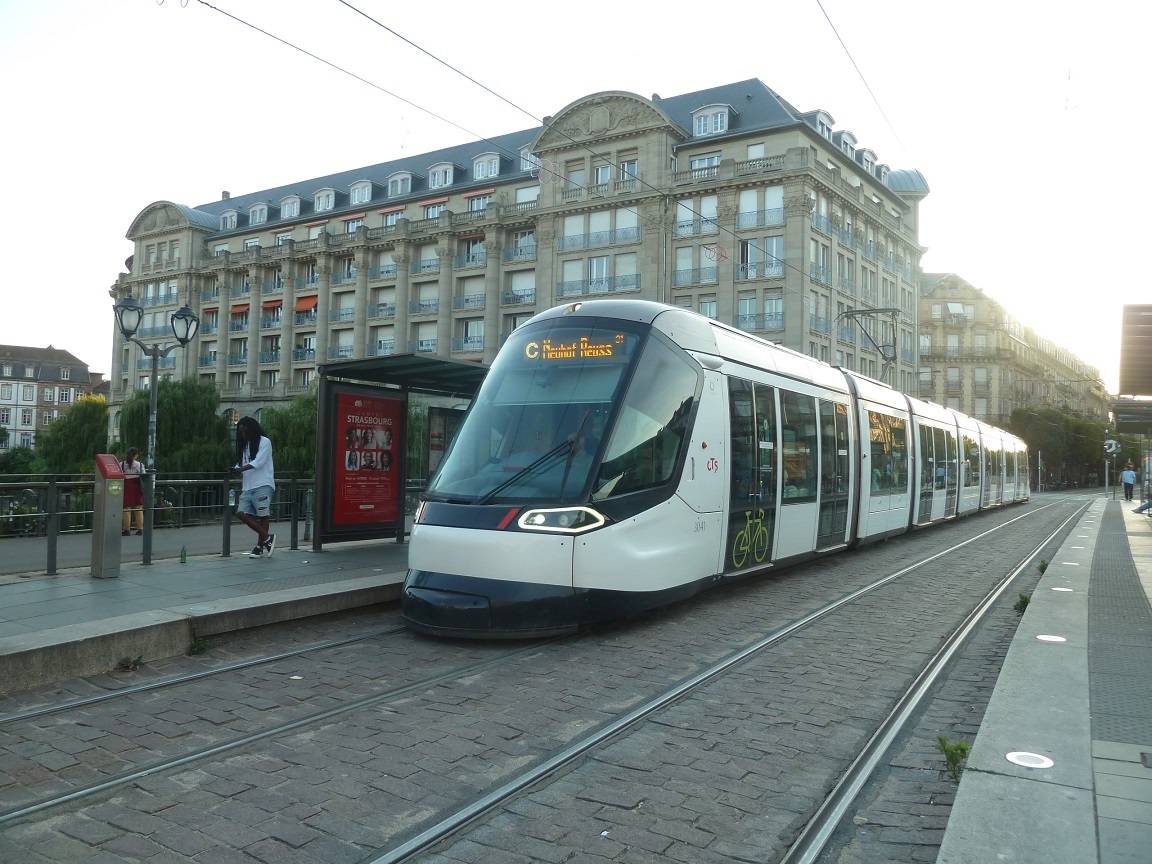 Stra�burg Tram vor Esca-Geb�ude.jpg