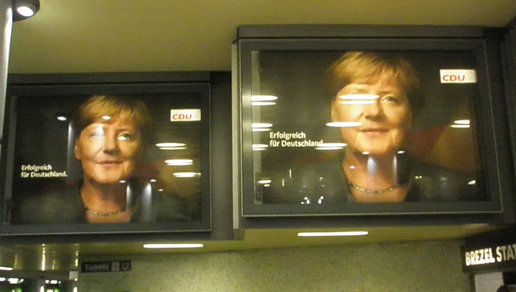 Bundestagswahlwerbung in der U-Bahn-Haltestelle Krpcke Sep 17.jpg