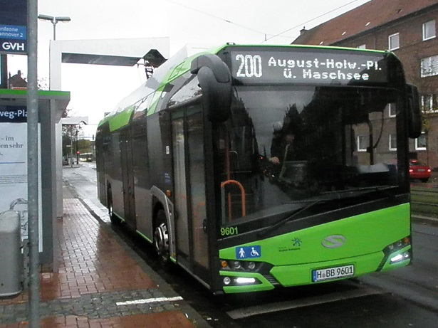 2016 Solaris E-Bus an dere Stromtankstelle.jpg