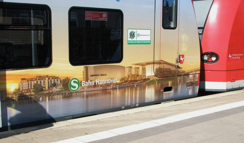 2016 Juli S-Bahn mit Nds-Werbung Wo.jpg