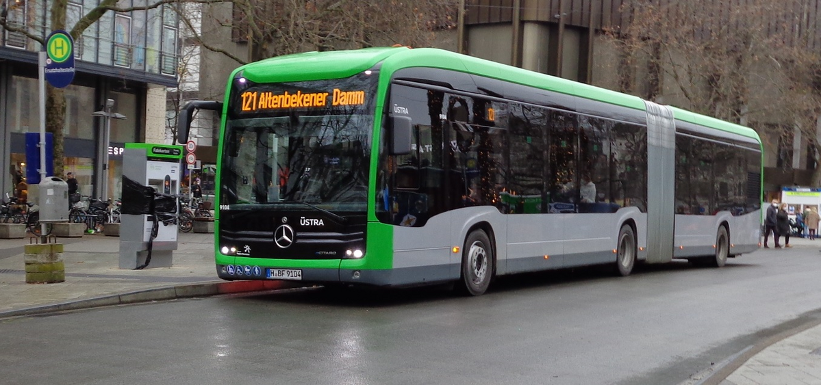 Mercedes E-Gelenkbus Bahnhof Dez21.jpg