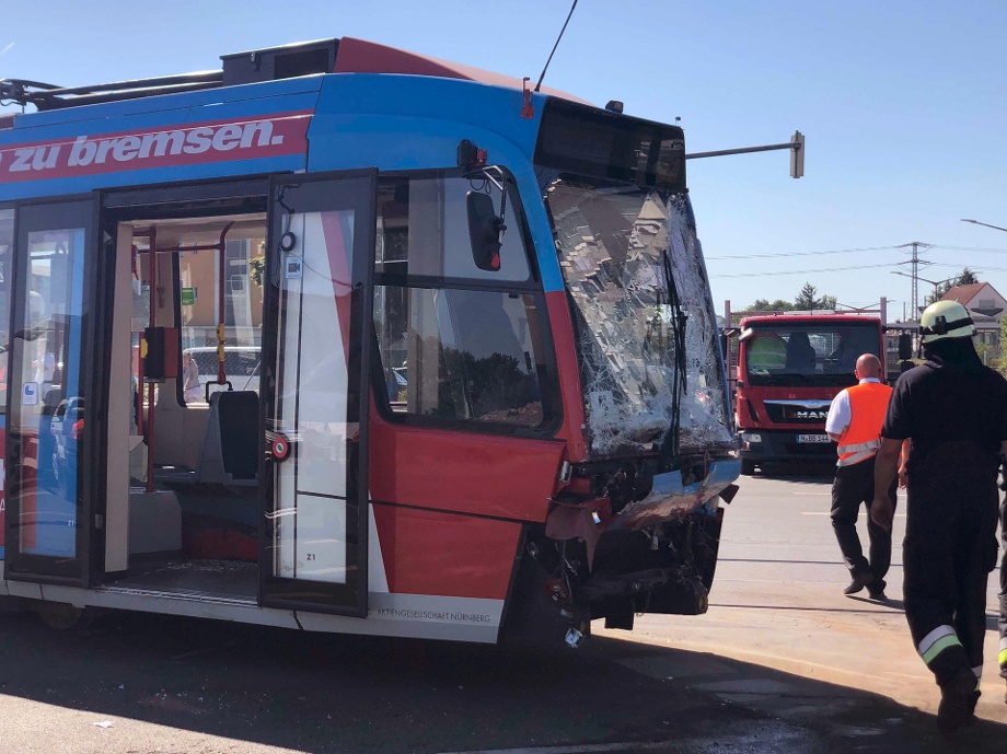 die-beschaedigte-tram-in-nuernberg-kam-es-zu-einem-unfall-im-osten-der-stadt-.jpg