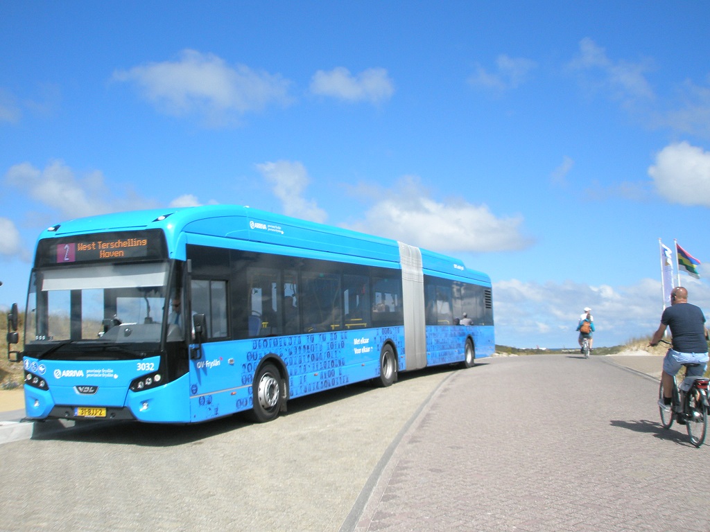 Terschelling Elektrobusse Gelenkbus.jpg