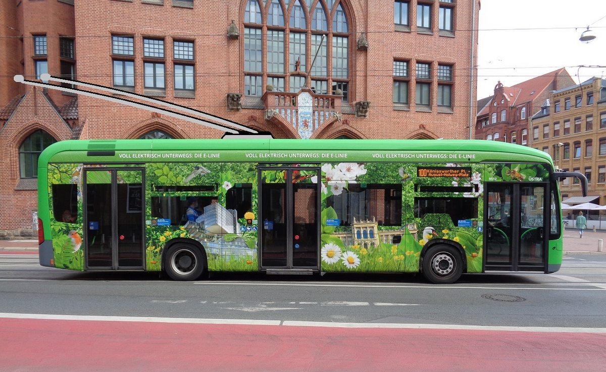 Mercedes E-Bus Linden Rathaus mit Hannover-Werbung mit Stangen.jpg