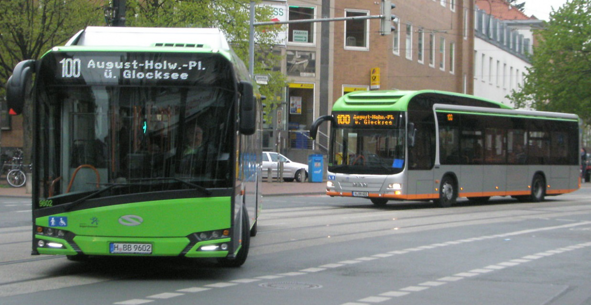 20170418 Solaris E-Bus und MAN-Hybridbus auf Linie 100.jpg