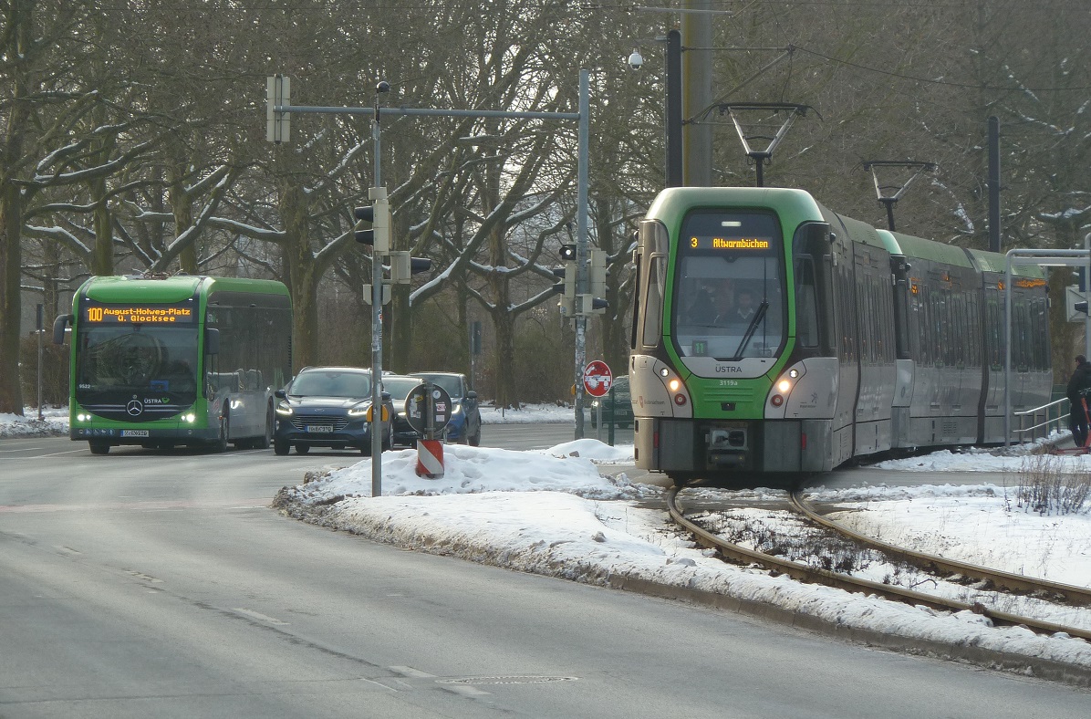 E-Citaro Winter H Stadionbr�cke und TW 3000.jpg