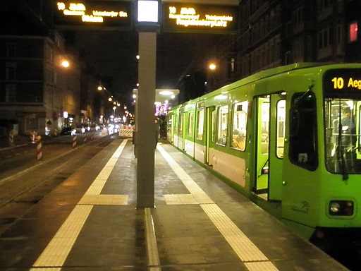 Proj 10 17 Hochbahnsteig Goetheplatz bei Nacht klein.jpg