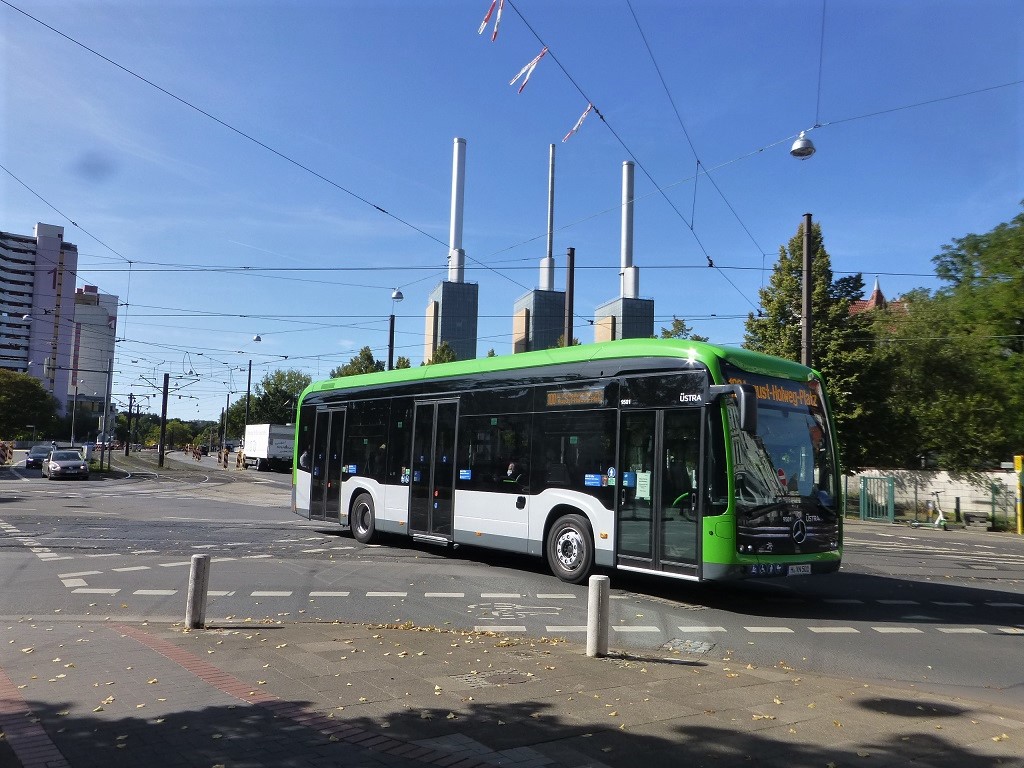 Mercedes E-Bus stra 9501 vor Lindener Heizkraftwerk.jpg