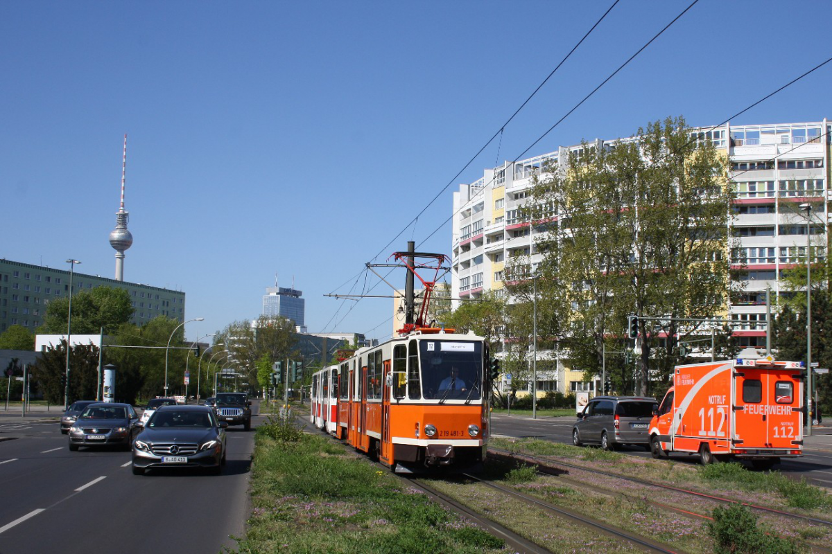 2019-04-21 Themenfahrt - 2a Platz d. V. Nationen Tatra 481 + 282-1284x856.JPG