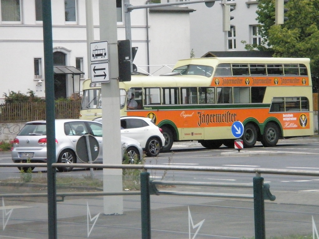 Eineinhalb-Doppeldeckerbus Braunschweig.jpg