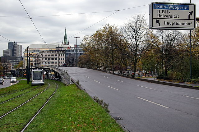 640px-Tausendf%C3%BC%C3%9Fler_D%C3%BCsseldorf%2C_n%C3%B6rdliche_Auffahrt_H%C3%B6he_Hofgarten%2C_2006.jpg