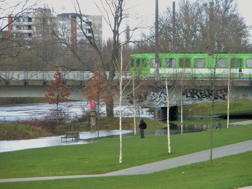 20160224 Hochwasser an der Ihme die 10 fhrt drber weg.jpg