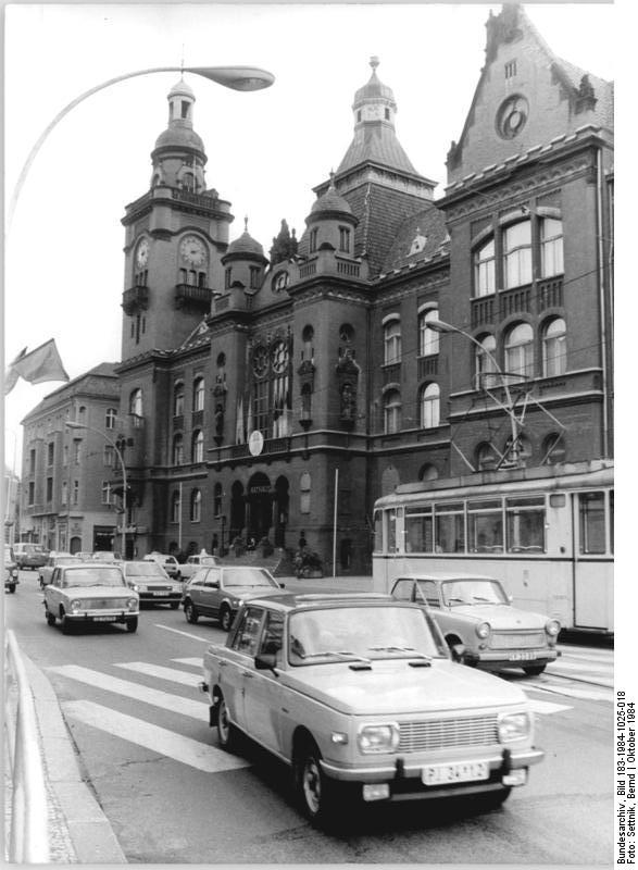 Bundesarchiv_Bild_183-1984-1025-018%2C_Berlin%2C_Rathaus_Pankow.jpg