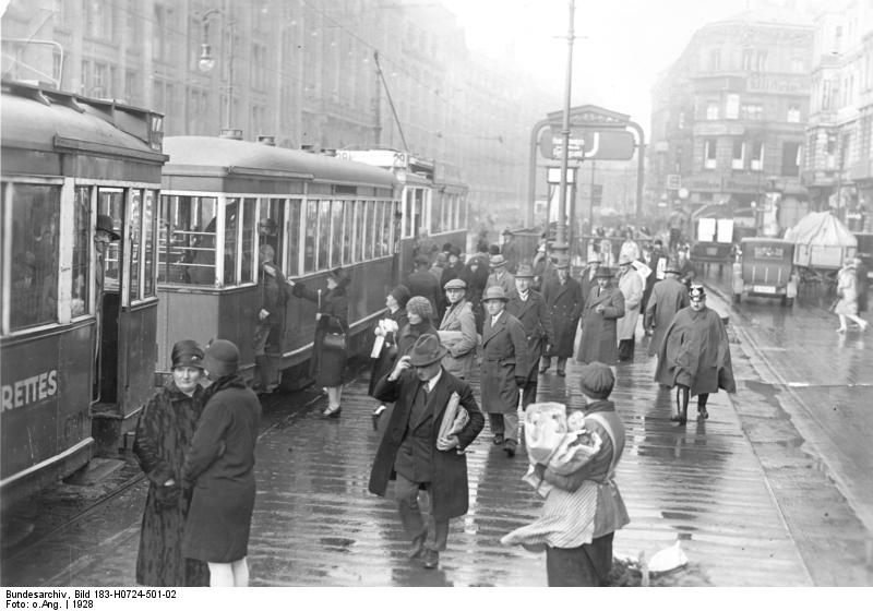 Bundesarchiv_Bild_183-H0724-501-02%2C_Berlin%2C_Stra%C3%9Fenbahnhaltestelle_Alexanderstra%C3%9Fe.jpg