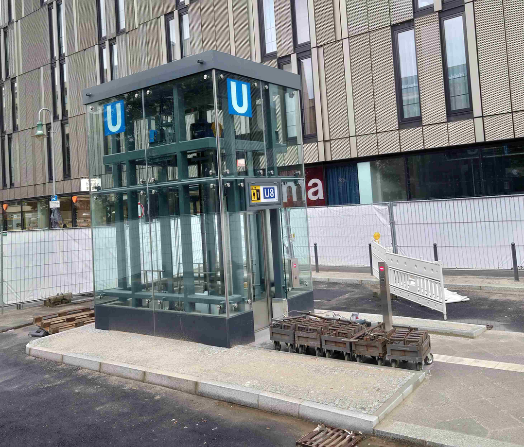 2025-07-31_Aufzug U  Weinmeisterstr. (crop, heruntergerechnet).jpg
