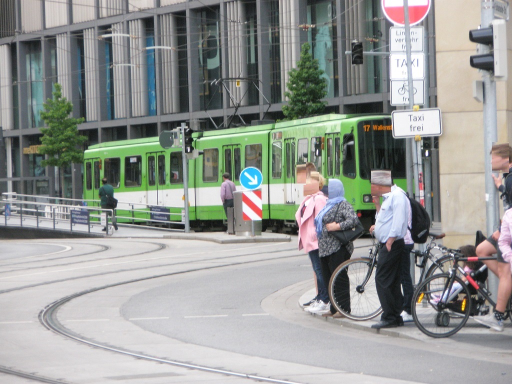 Proj 10 17 20180612 ein Taxi frei Schild zu viel.jpg