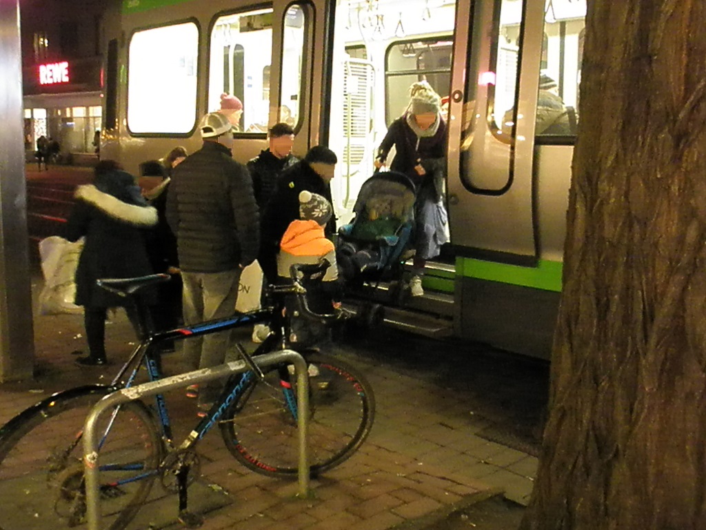 Hochbahnsteig Kchengarten wann kommt er 11-2019 Einsteigen mit Kinderwagen.jpg