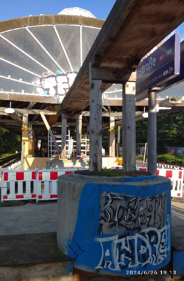 2 S-Holsten vom Aufzug Ri. Bahnst.jpg