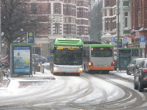 201601 MAN-Hybridbus im Winter.jpg