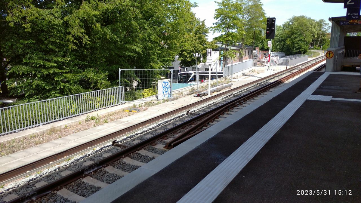 Ottensen Bahnst Gitter fehlt.jpg