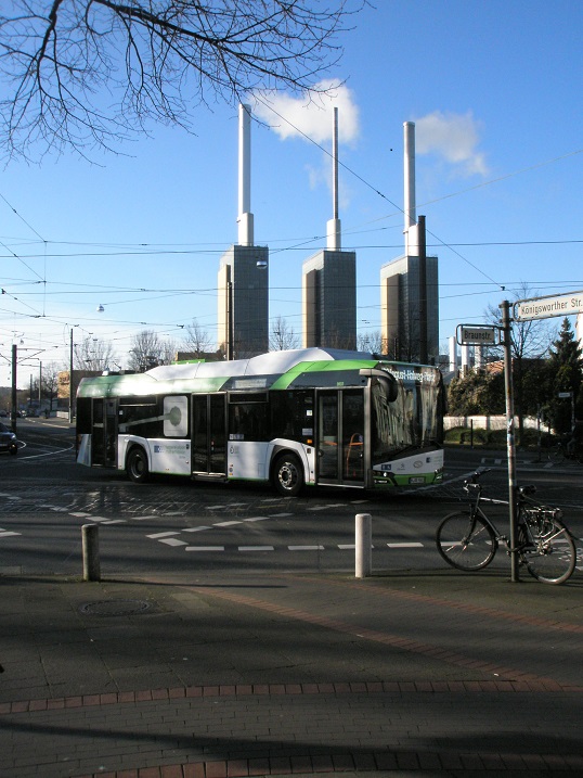 Solaris E-Bus vor Heizkraftwerk Jan 18.jpg