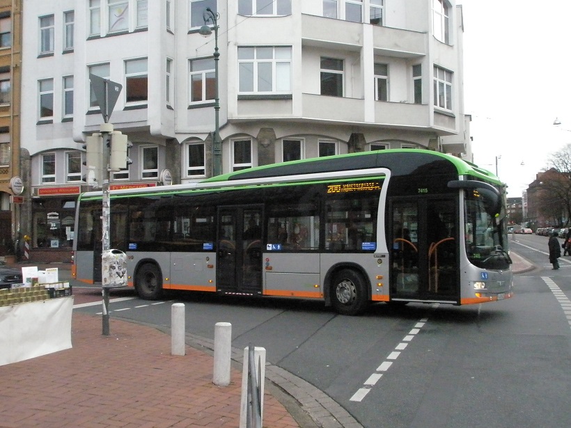 MAN-Hybrid-Omnibus vor Marktapotheke.jpg