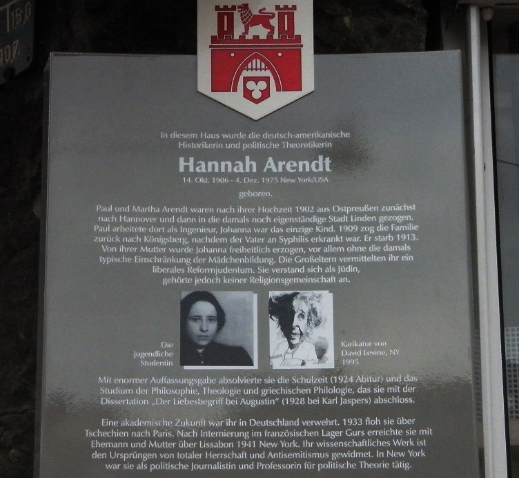 Hannah Arendt Gedenktafel an der Marktapotheke.jpg