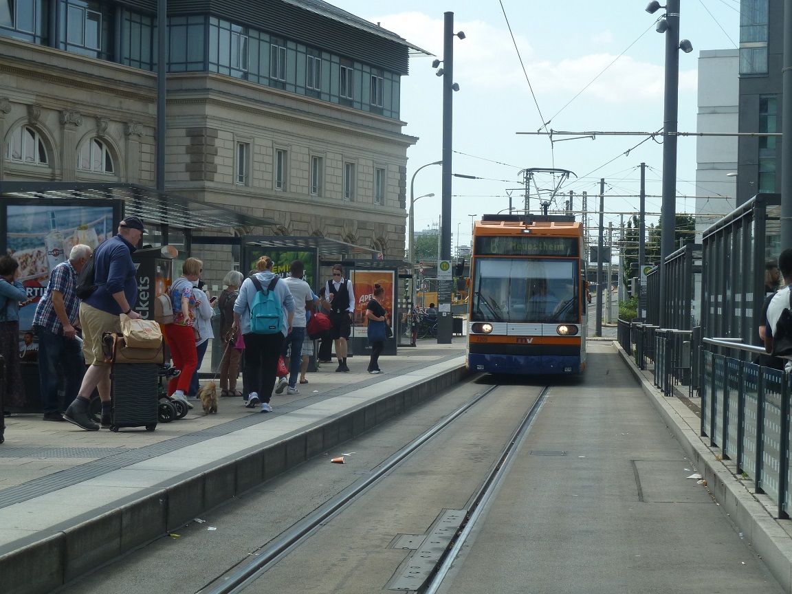 Niederflur-Stra�enbahn-Hochbahnsteig Bahnhof Mannheim 1.jpg