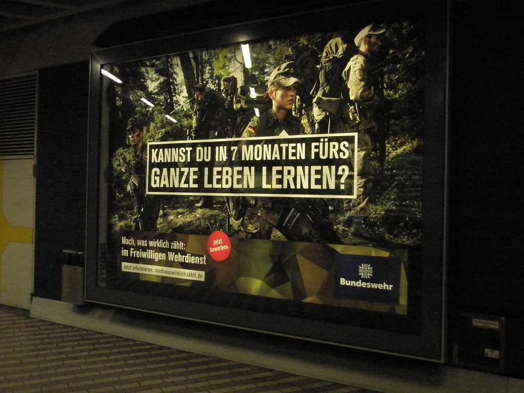 2016 Januar Bundeswehrwerbung in der Untergrundstation Steintor.jpg