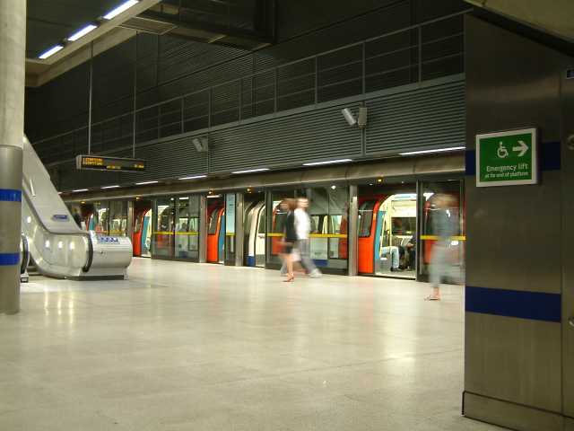 Jubilee_Line_train_stopped_at_Canary_Wharf_underground_station_-_London_-_240404.jpg