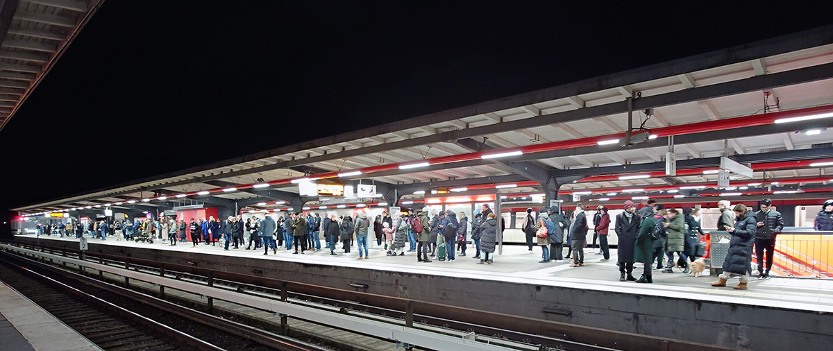 Barmbek U-Bahnsteig Zugausfall min.jpg