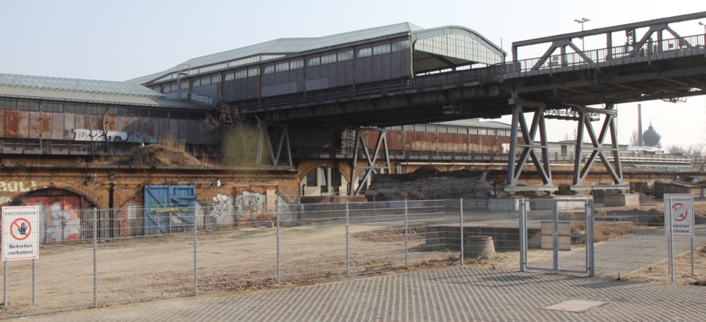 Ringbahnspitzkehre-Gleisdreieck_Luecke-unter-U-Bahn-Viadukt_1024px-LWS0036.jpg