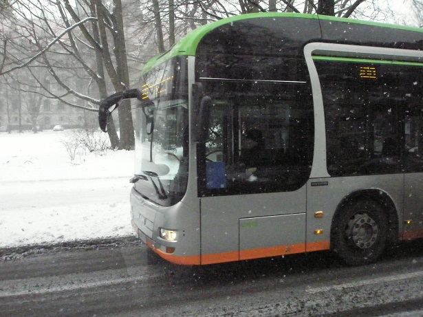 201601 MAN-Hybridbus im Winter mit Rathaus.jpg