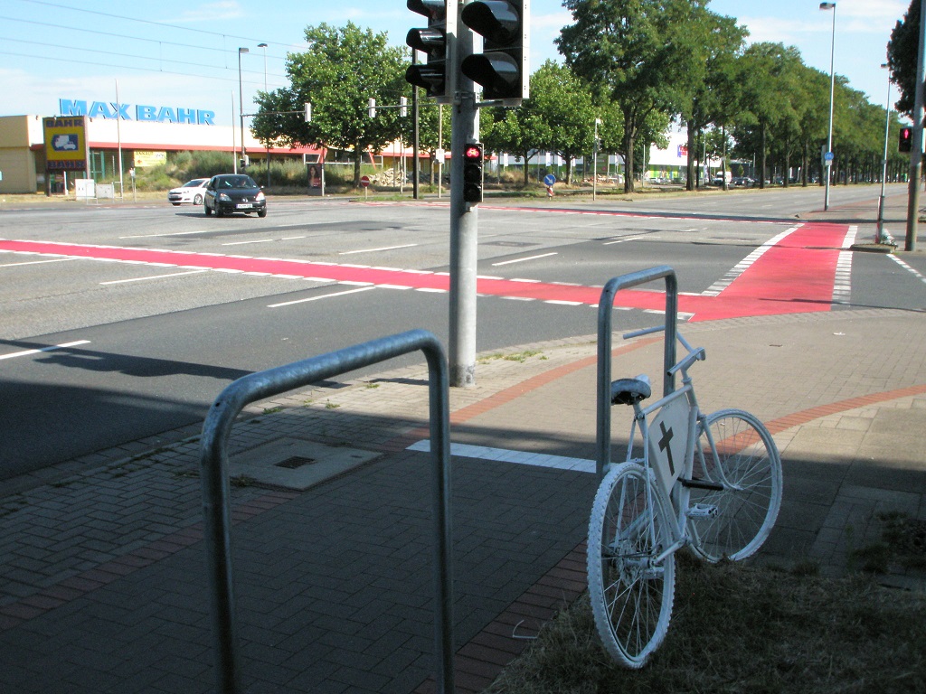 Rotmarkierung Fahrradfurten Vahrenwalder Strae Ecke Industrieweg.jpg