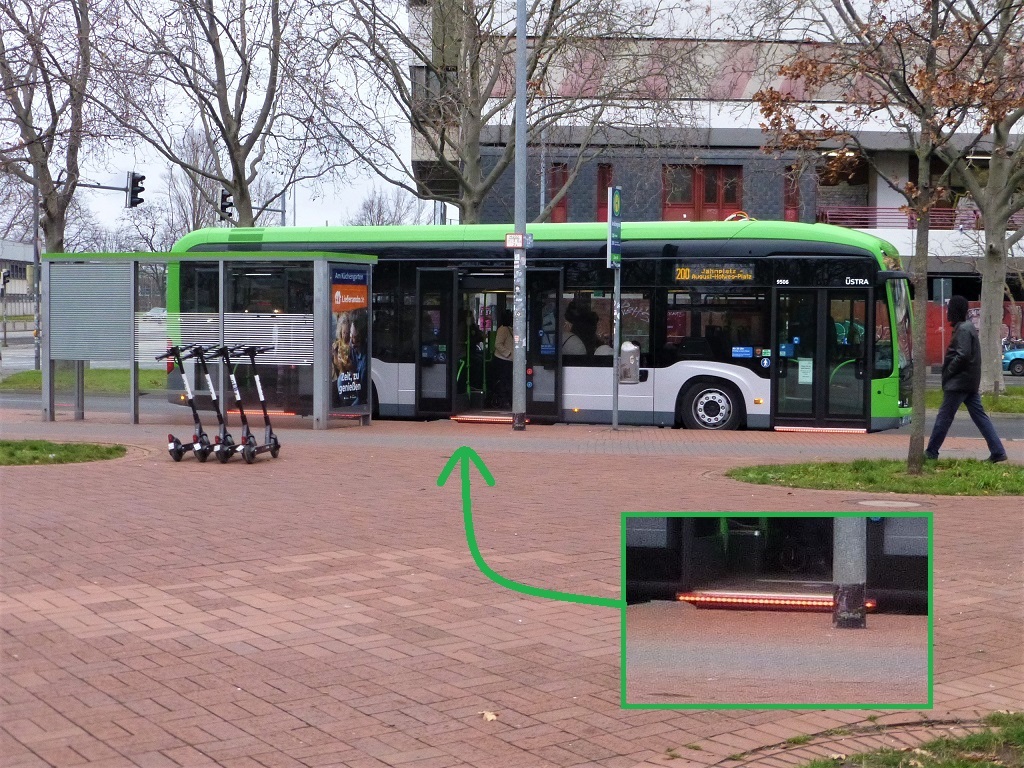 Mercedes E-Bus Leuchtstreifen an Einstiegskante mit Kasten.jpg