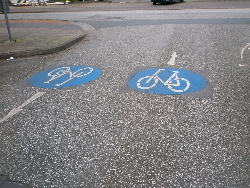 Fahrradpiktogramm weiblich Fahrradstraße.jpg
