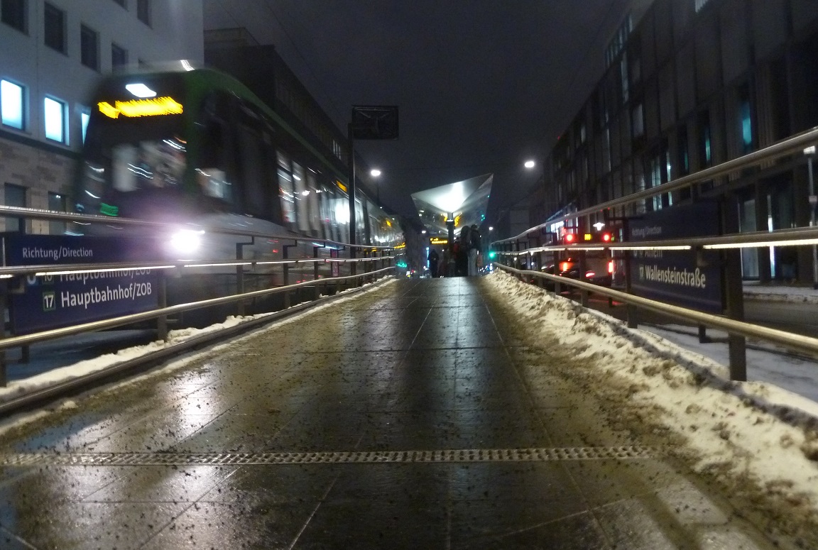 Hochbahnsteig Rosenstra�e Beleuchtung in extra Gel�nderlauf.jpg