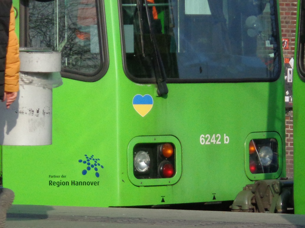 Ukraineherz auf grüner Straßenbahn4.jpg