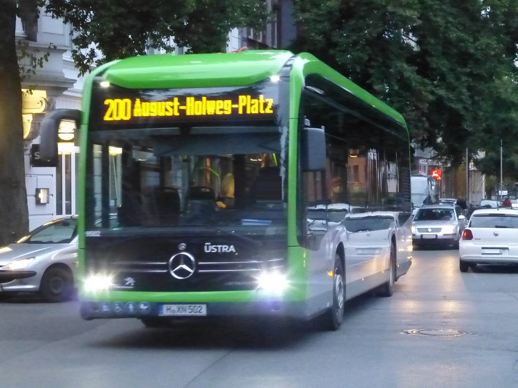 Mercedes E-Bus Stephanusstrae abends.jpg