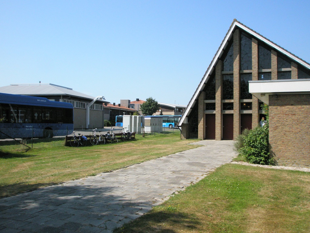 Terschelling Elektrobusse Lademast auf Betriebshof.jpg