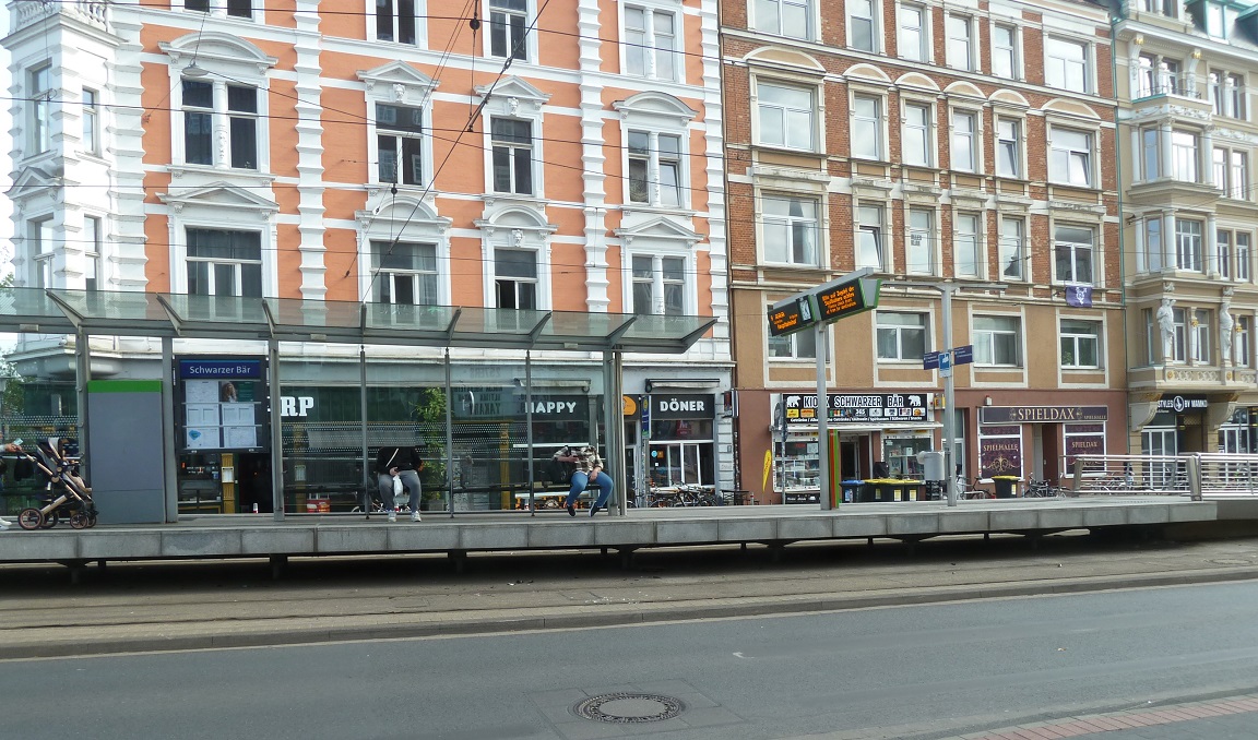 Hochbahnsteig Schwarzer B�r auf Stelzen.jpg