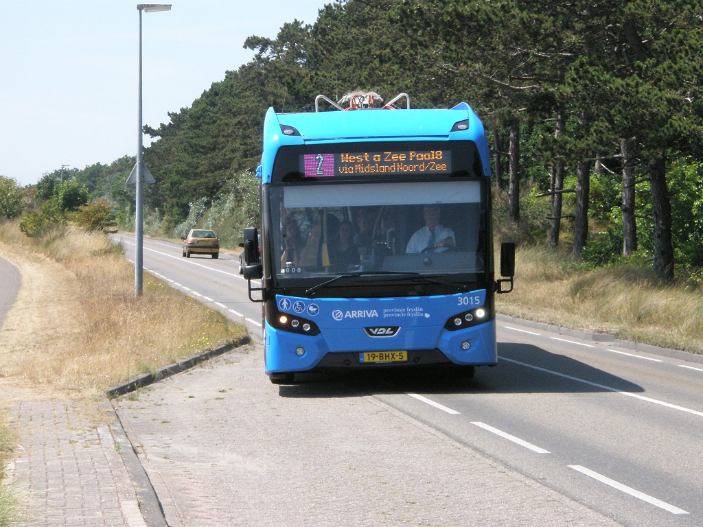 Terschelling Elektrobus von VDL fhrt Bushaltestelle an.jpg