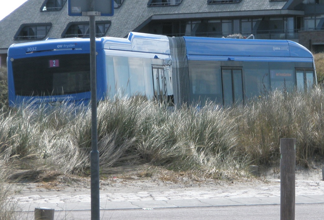 Terschelling Elektro-Gelenkbus auf Dnenweg.jpg