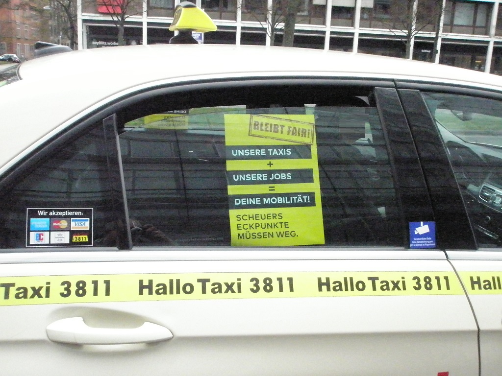 Taxifahrerproteste gegen Scheuers Eckpunkte mit Plakat.jpg