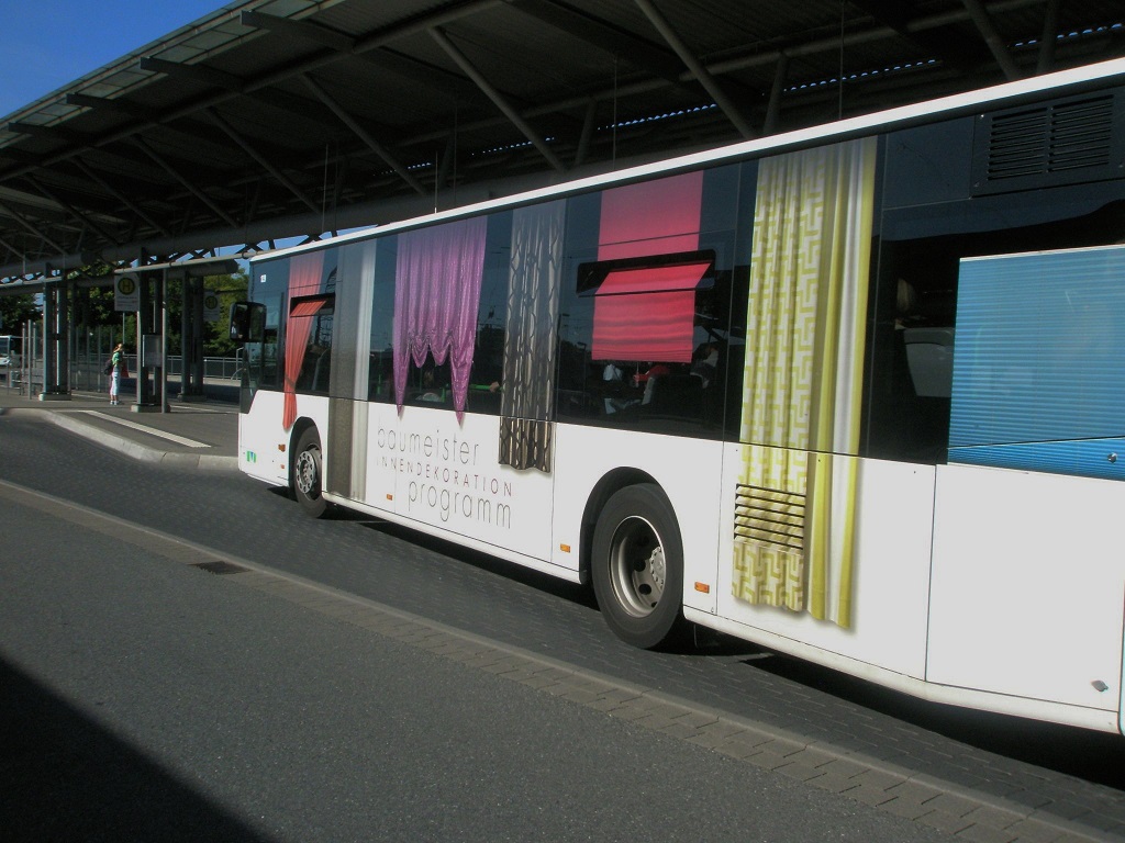 Lneburg Bahnhof 2015 Vorhangbus.jpg