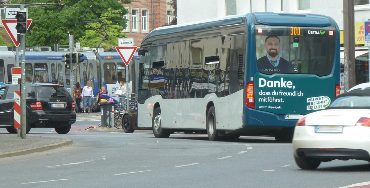 Sprint-Linie 300 im Goethekreisel E-Citaro.jpg